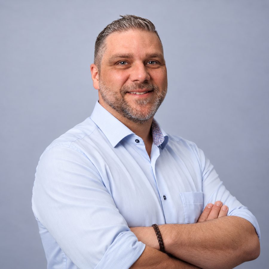 Alexander Toigo mit verschränkten Armen